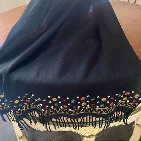 Beautiful soft wool full sized wrap/scarf with an intricate design 💝 - Picture 12 of 15